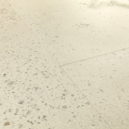 Pavimento in PVC ILLUME CEMENTO GHIAIA QUICK-STEP pietra con finitura cemento tonalità beige crea ambienti luminosi e continui