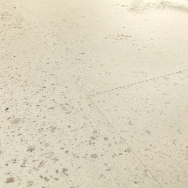 Pavimento in PVC ILLUME CEMENTO GHIAIA QUICK-STEP pietra con finitura cemento tonalità beige crea ambienti luminosi e continui