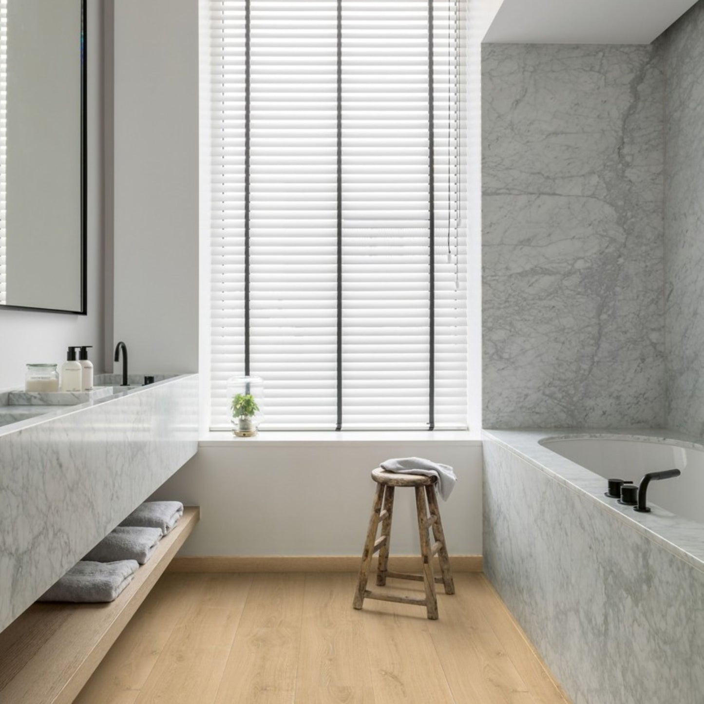 Pavimento in Laminato CAPTURE ROVERE SPAZZOLATO NATURALE QUICK-STEP progettato per abitazioni in cui il pavimento deve sostenere un utilizzo continuo