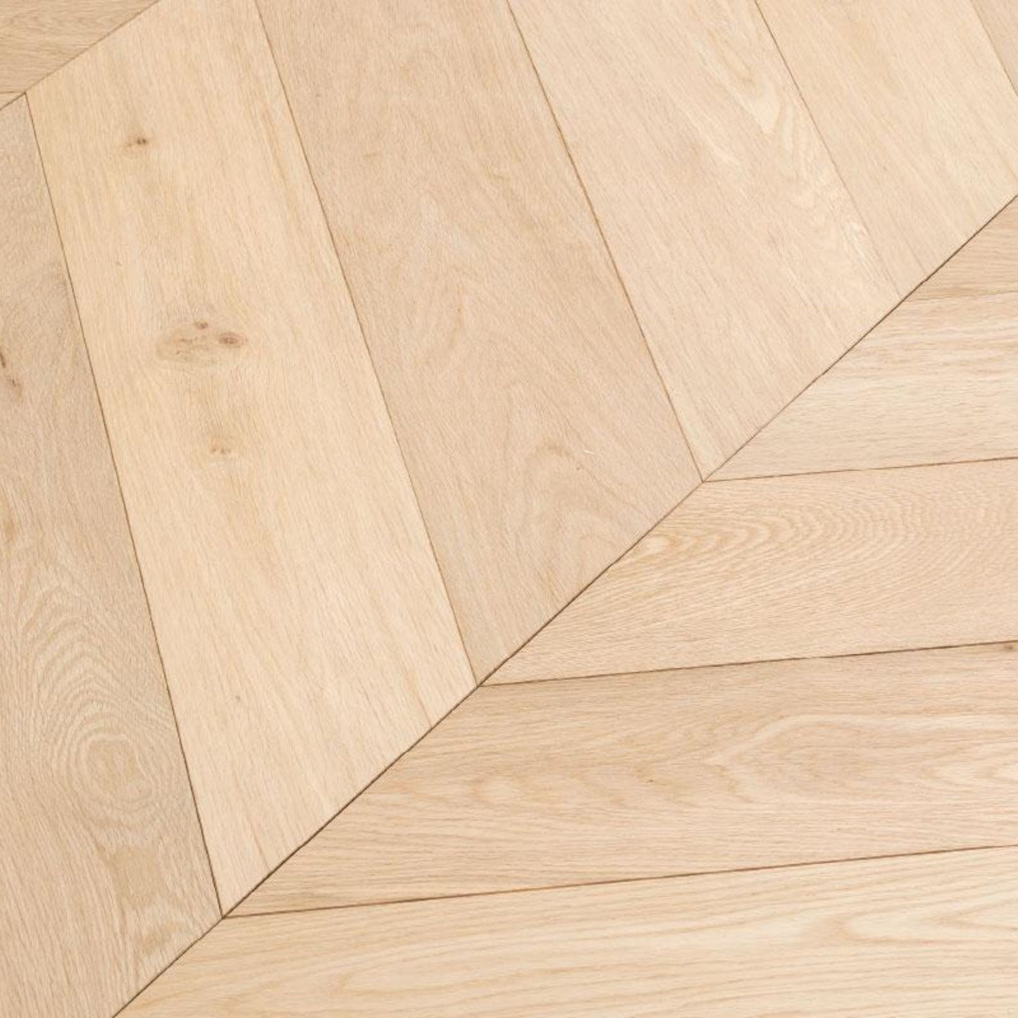 # PARQUET A DISEGNO SPINA UNGHERESE 45° ROVERE - LABOR LEGNO eleganza classica, tonalità chiare, posa a disegno per ambienti raffinati