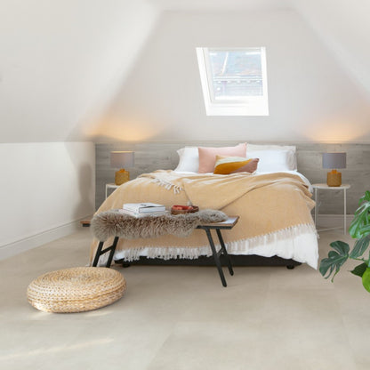 Pavimento in PVC ILLUME CEMENTO ARENARIA QUICK-STEP effetto pietra bisellatura naturale e garanzia a vita