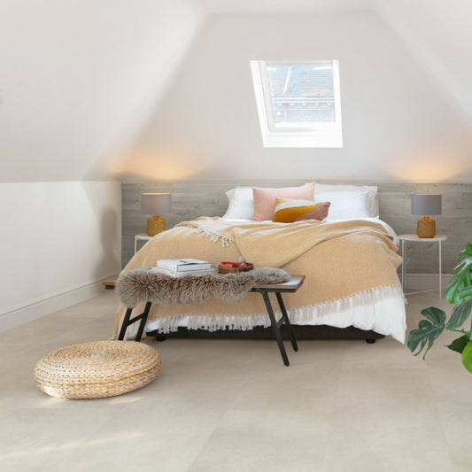 Pavimento in PVC ILLUME CEMENTO ARENARIA QUICK-STEP effetto pietra bisellatura naturale e garanzia a vita