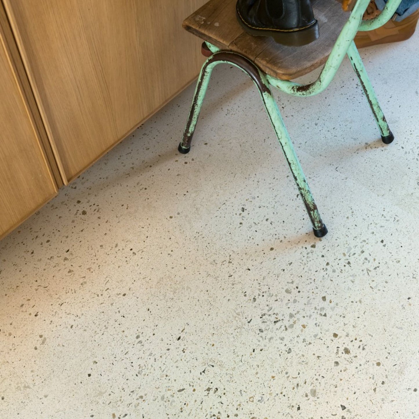 Pavimento in PVC ILLUME CEMENTO GHIAIA QUICK-STEP pietra con finitura cemento tonalità beige crea ambienti luminosi e continui
