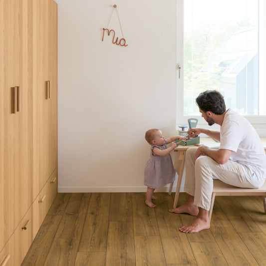 Pavimento in Laminato CLASSIC ROVERE CACAO QUICK-STEP con bisellatura a stampa, impermeabile, classe 32 e sistema Uniclic