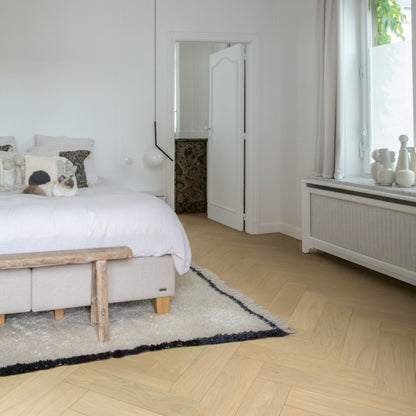 Pavimento in PARQUET DISEGNO ROVERE CHANTILLY EXTRA OPACO QUICK-STEP motivo a spina di pesce naturale e raffinato adatto a qualsiasi ambiente residenziale