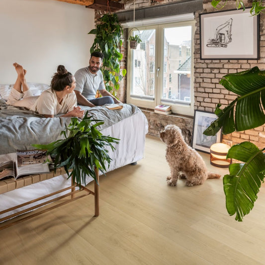 Pavimento in Laminato CAPTURE ROVERE SPAZZOLATO NATURALE QUICK-STEP progettato per abitazioni in cui il pavimento deve sostenere un utilizzo continuo