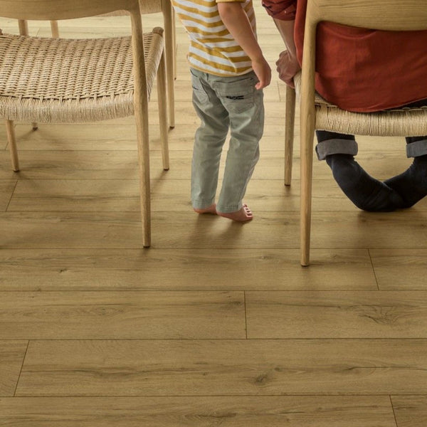 Pavimento in Laminato CLASSIC ROVERE MIELE D'ACACIA QUICK-STEP impermeabile al 100% con sistema Uniclic, compatibile con riscaldamento a pavimento