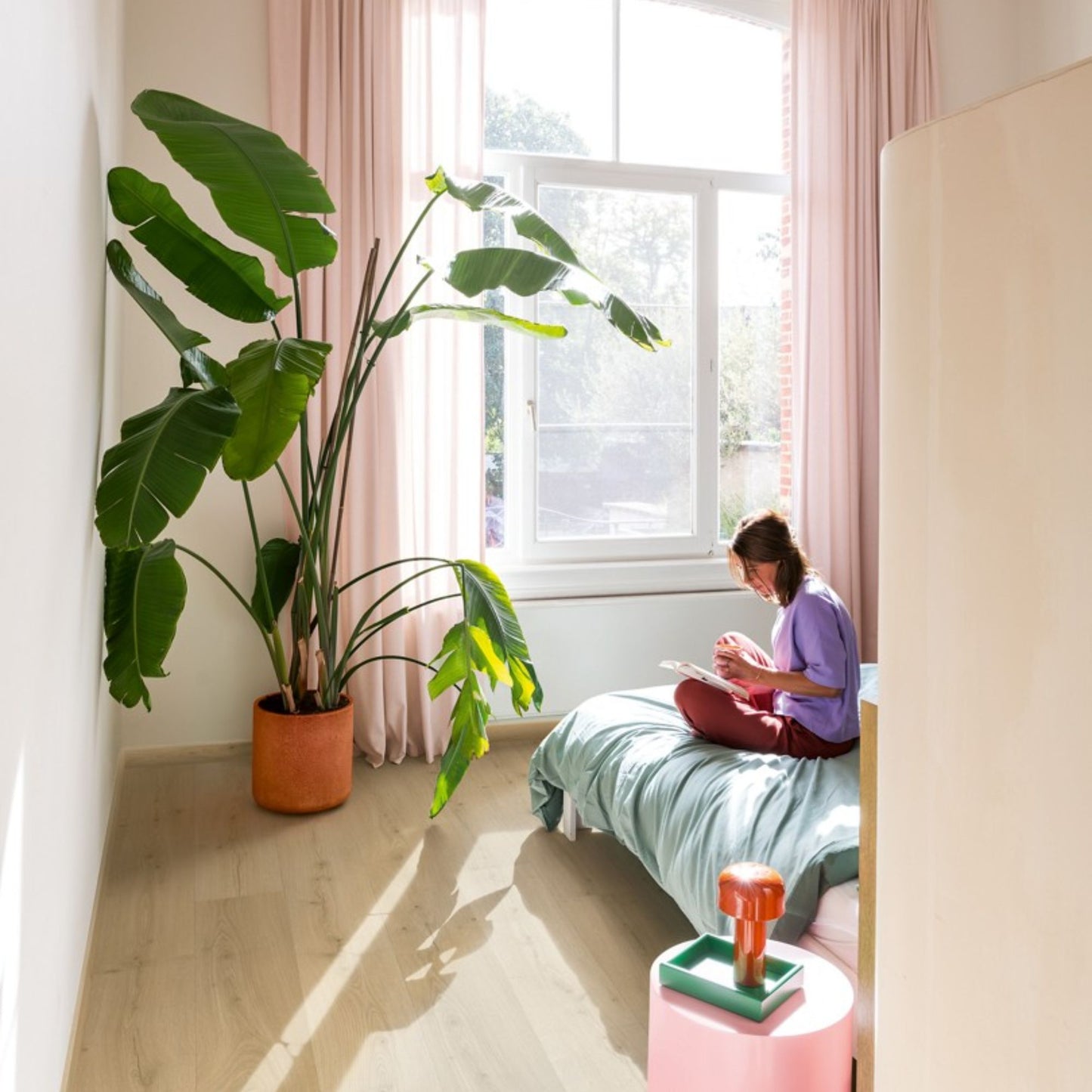 Pavimento in PVC BLOOM ROVERE SPAZZOLATO BEIGE QUICK-STEP è progettata per garantire stabilità nel tempo