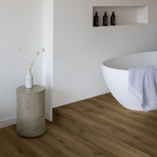 Pavimento in Laminato CLASSIC ROVERE CALDO QUICK-STEP impermeabile con bisellatura a stampa e sistema Uniclic compatibile con riscaldamento a pavimento