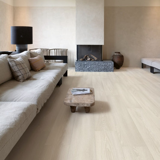 Pavimento in Laminato CAPTURE ROVERE PREMIUM BIANCO QUICK-STEP offre una tonalità luminosa e naturale valorizza spazi piccoli o poco illuminati