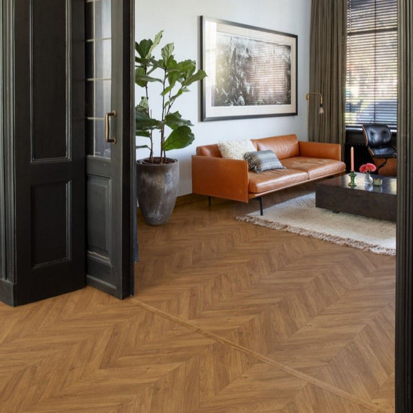 Pavimento in Laminato IMPRESSIVE PATTERNS ROVERE SPINA MARRONE QUICK-STEP con bisellatura naturale, resistente all’acqua al 100%, sistema Uniclic