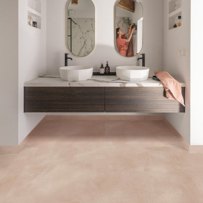Pavimento in PVC ILLUME BLUSH SOFT QUICK-STEP tonalità rosa tenue con aspetto pietra delicato e contemporaneo