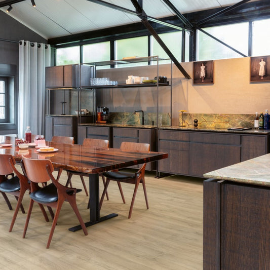 Pavimento in Laminato CLASSIC ROVERE SABBIA GREIGE QUICK-STEP impermeabile al 100% con sistema Uniclic, classe 32 e compatibilità con riscaldamento a pavimento
