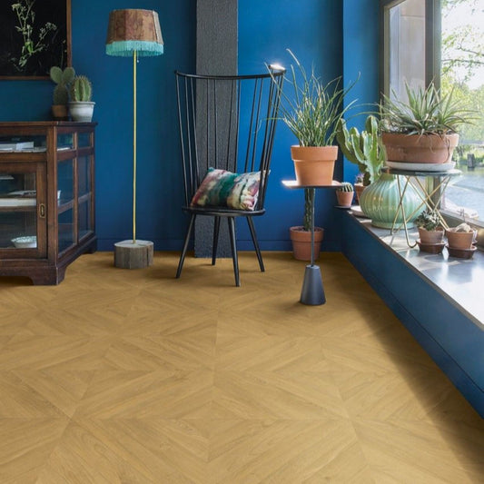 Pavimento in Laminato IMPRESSIVE PATTERNS ROVERE SPINA NATURALE QUICK-STEP posa geometrica, impermeabilità totale, resistenza ai graffi e compatibilità con riscaldamento a pavimento