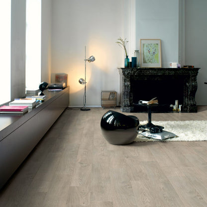 Pavimento in Laminato CLASSIC ROVERE INVECCHIATO GRIGIO CHIARO QUICK-STEP compatibilità con riscaldamento a pavimento per ambienti residenziali