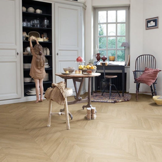 Pavimento in Laminato IMPRESSIVE PATTERNS ROVERE SPINA MEDIO QUICK-STEP con bisellatura naturale, 100% impermeabile, sistema Uniclic