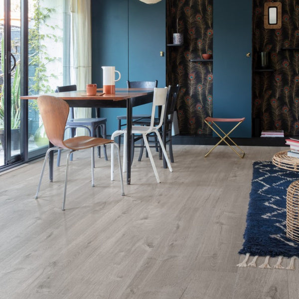 Pavimento in PVC BLOOM ROVERE COTONE GRIGIO MORBIDO QUICK-STEP superficie è protetta da Scratch & Stain Guard, che limita graffi, macchie e abrasioni