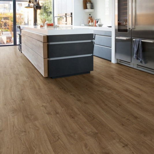 Pavimento in Laminato ELIGNA ROVERE NEWCASTLE MARRONE QUICK-STEP impermeabile con posa Uniclic, classe 32, per ambienti residenziali ad alta frequenza