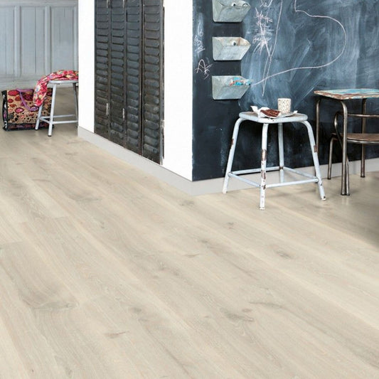 Pavimento in Laminato CREO ROVERE DEL TENNESSEE GRIGIO QUICK-STEP impermeabile al 100%, resistente ai graffi e compatibile con riscaldamento a pavimento