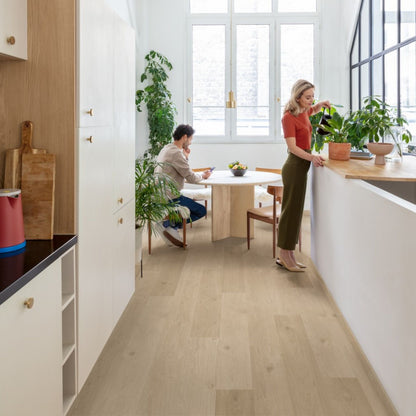 Pavimento in PVC BLOS BASE ROVERE SABBIA DELLA COSTA QUICK-STEP finitura effetto legno rovere in tonalità beige sabbia