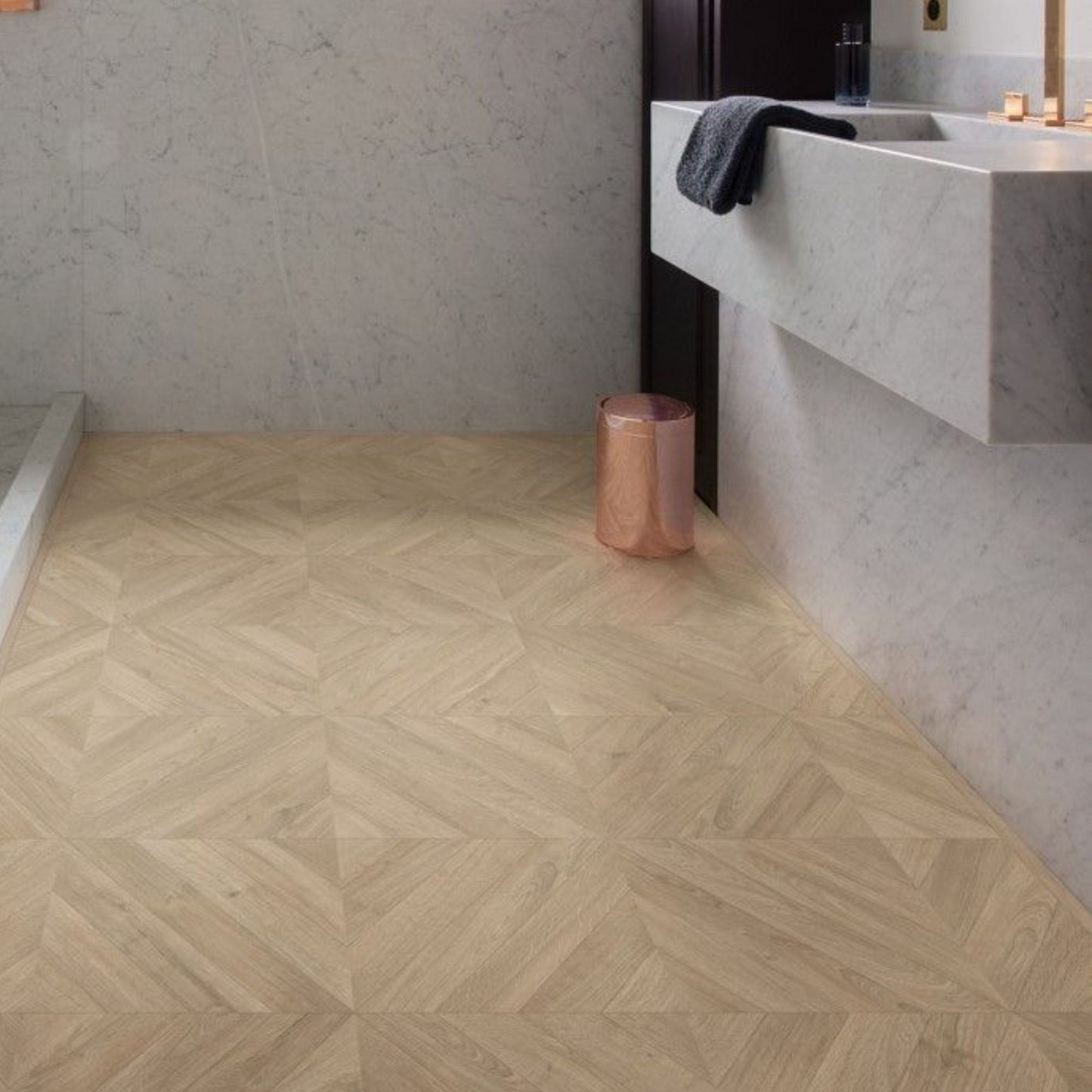 Pavimento in Laminato IMPRESSIVE PATTERNS ROVERE SPINA TAUPE QUICK-STEP impermeabile con posa geometrica, resistenza ai graffi