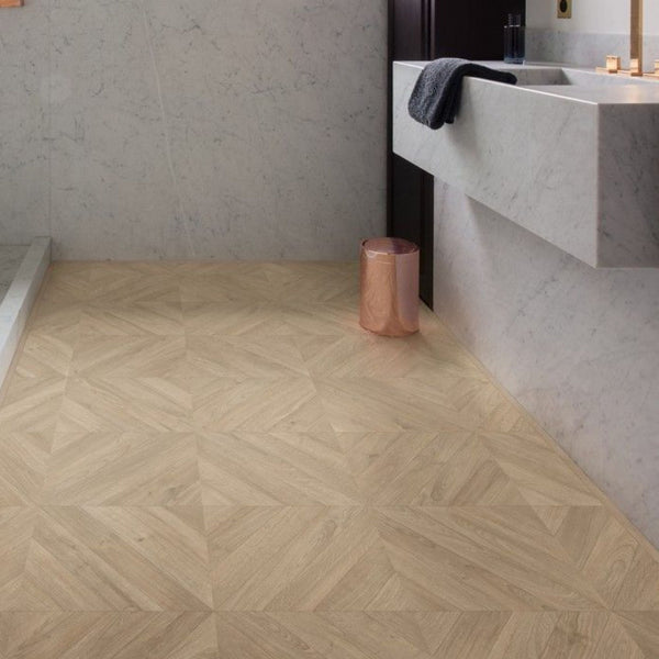 Pavimento in Laminato IMPRESSIVE PATTERNS ROVERE SPINA TAUPE QUICK-STEP impermeabile con posa geometrica, resistenza ai graffi