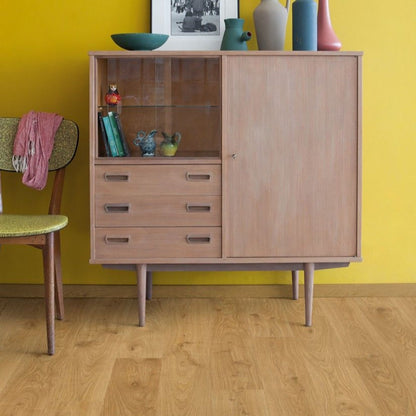 Pavimento in Laminato ELIGNA ROVERE LUMINOSO QUICK-STEP impermeabile con posa Uniclic, classe 32, adatto ad ambienti residenziali e uso quotidiano