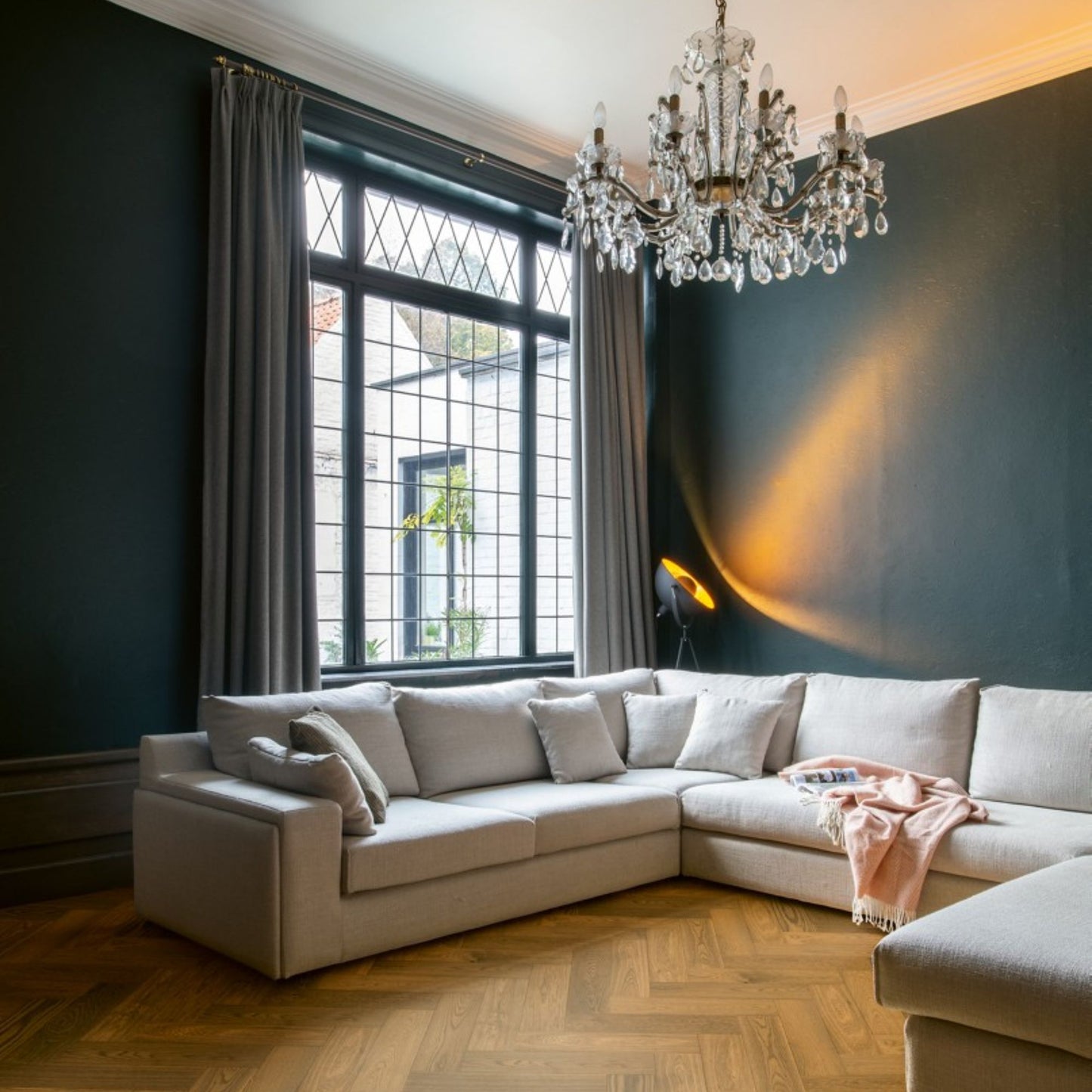 Pavimento in PARQUET DISEGNO ROVERE GREZZO CANNELLA EXTRA OPACO QUICK-STEP motivo a spina di pesce dona profondità e calore agli ambienti residenziali
