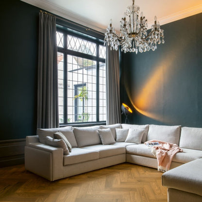 Pavimento in PARQUET DISEGNO ROVERE GREZZO CANNELLA EXTRA OPACO QUICK-STEP motivo a spina di pesce dona profondità e calore agli ambienti residenziali