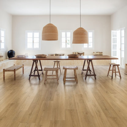 Pavimento in Laminato CAPTURE ROVERE SPAZZOLATO NATURALE CALDO QUICK-STEP per chi desidera un effetto legno credibile, facilmente integrabile in diversi stili di arredamento