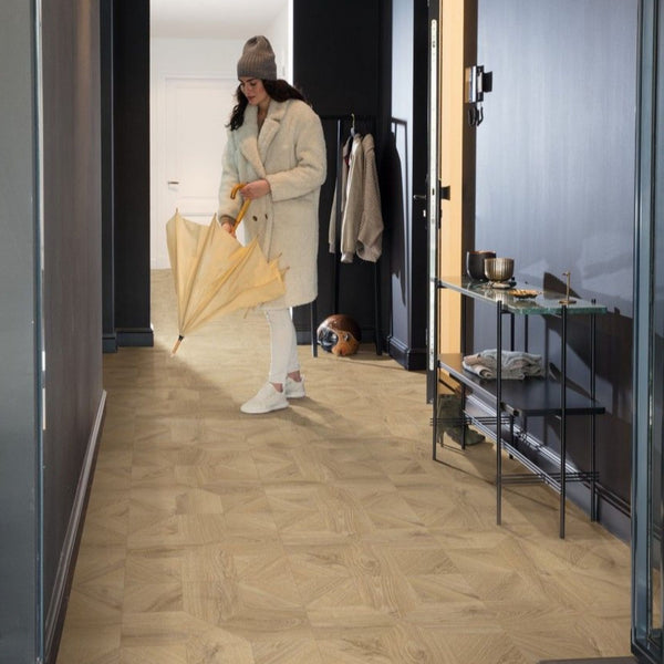 Pavimento in Laminato IMPRESSIVE PATTERNS ROVERE REALE NATURALE QUICK-STEP on posa geometrica, bisellatura naturale, impermeabilità totale
