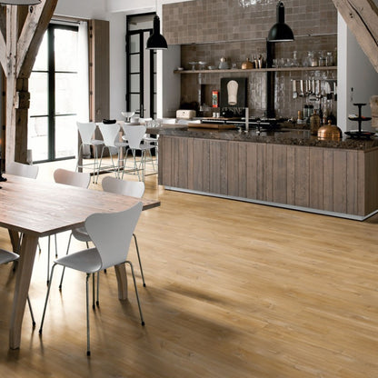 Pavimento in PVC BLOS ROVERE NATURALE DEL CANYON QUICK-STEP con materassino acustico, struttura impermeabile e sistema di posa Uniclic