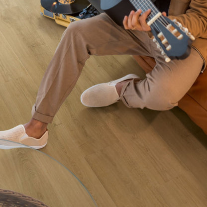 Pavimento in Laminato CAPTURE ROVERE SPAZZOLATO NATURALE CALDO QUICK-STEP per chi desidera un effetto legno credibile, facilmente integrabile in diversi stili di arredamento