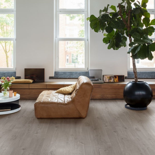 Pavimento in PVC BLOOM ROVERE COTONE GRIGIO MORBIDO QUICK-STEP superficie è protetta da Scratch & Stain Guard, che limita graffi, macchie e abrasioni