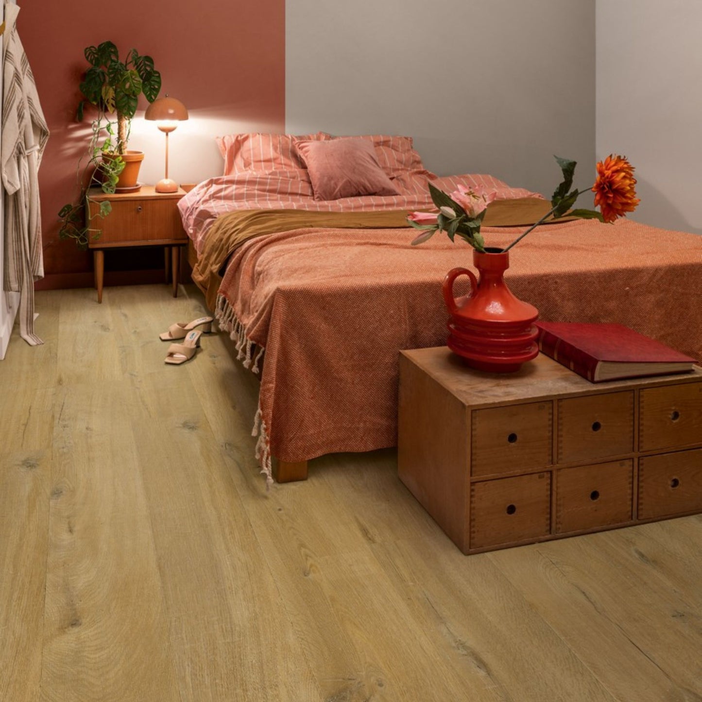 Pavimento in PVC BLOOM ROVERE COTONE PROFONDO QUICK-STEP studiata per integrarsi in ambienti residenziali moderni e tradizionali