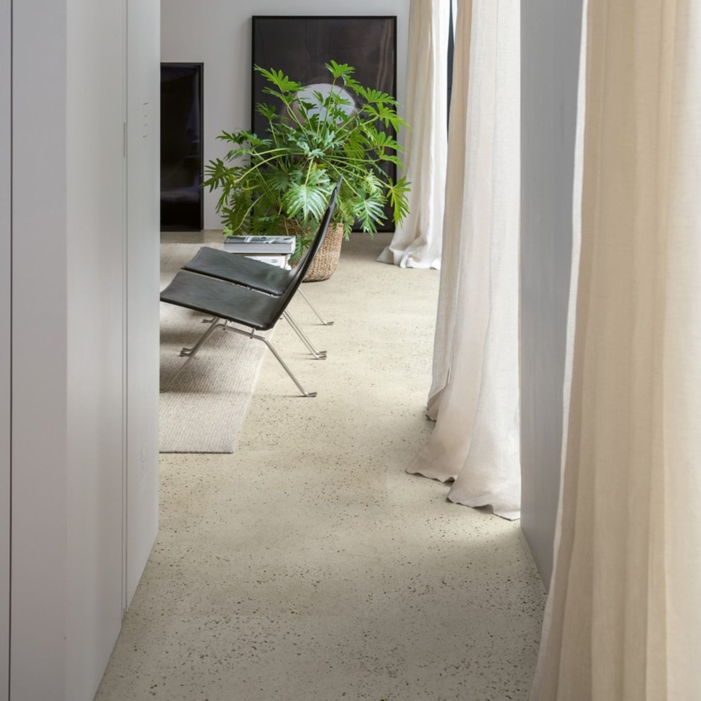 Pavimento in PVC ILLUME CEMENTO GHIAIA QUICK-STEP pietra con finitura cemento tonalità beige crea ambienti luminosi e continui