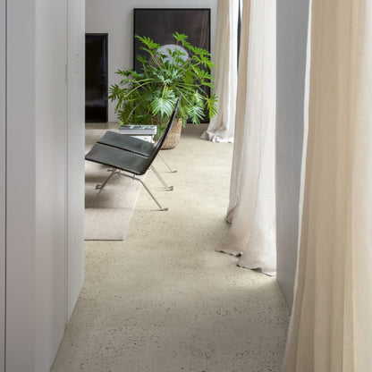 Pavimento in PVC ILLUME CEMENTO GHIAIA QUICK-STEP pietra con finitura cemento tonalità beige crea ambienti luminosi e continui