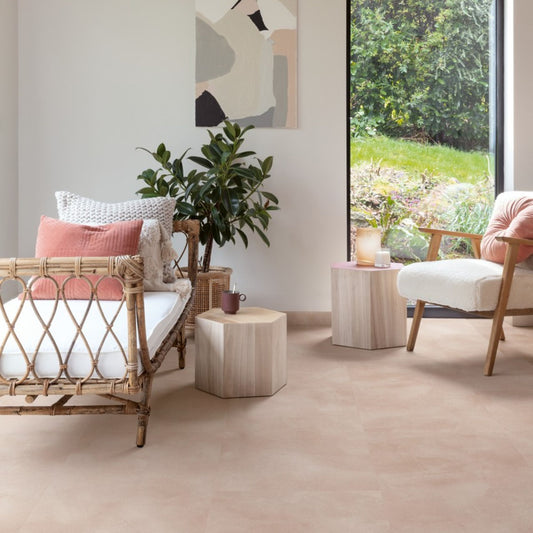 Pavimento in PVC ILLUME BLUSH SOFT QUICK-STEP tonalità rosa tenue con aspetto pietra delicato e contemporaneo