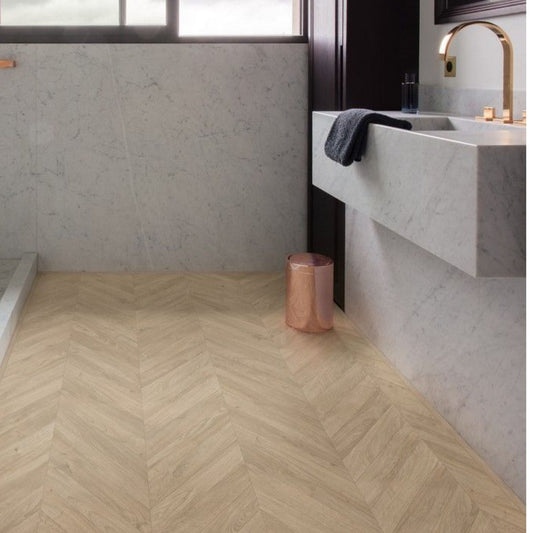 Pavimento in Laminato IMPRESSIVE PATTERNS ROVERE SPINA TAUPE QUICK-STEP impermeabile con posa geometrica, resistenza ai graffi
