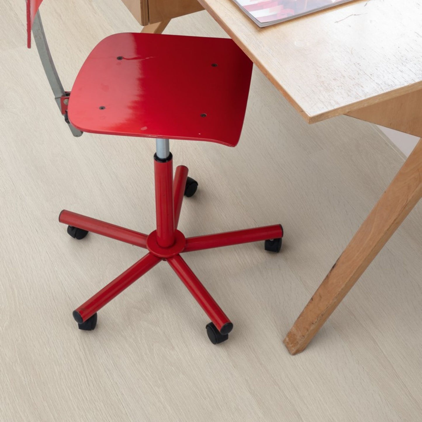 Pavimento in PVC BLOOM ROVERE DELLA BREZZA CHIARO QUICK-STEP tonalità grigio chiaro conferisce luminosità agli ambienti