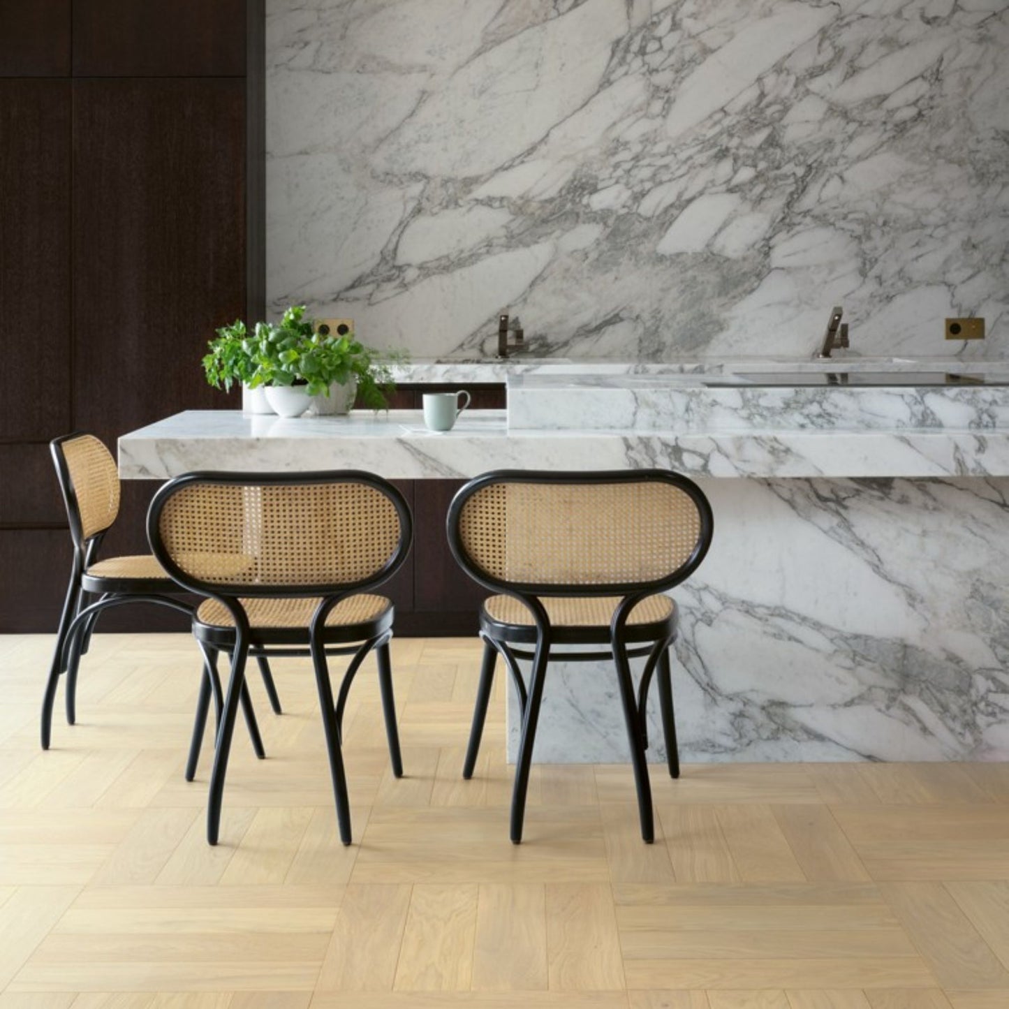 Pavimento in PARQUET DISEGNO ROVERE CHANTILLY EXTRA OPACO QUICK-STEP motivo a spina di pesce naturale e raffinato adatto a qualsiasi ambiente residenziale