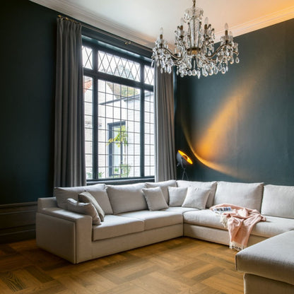 Pavimento in PARQUET DISEGNO ROVERE GREZZO CANNELLA EXTRA OPACO QUICK-STEP motivo a spina di pesce dona profondità e calore agli ambienti residenziali