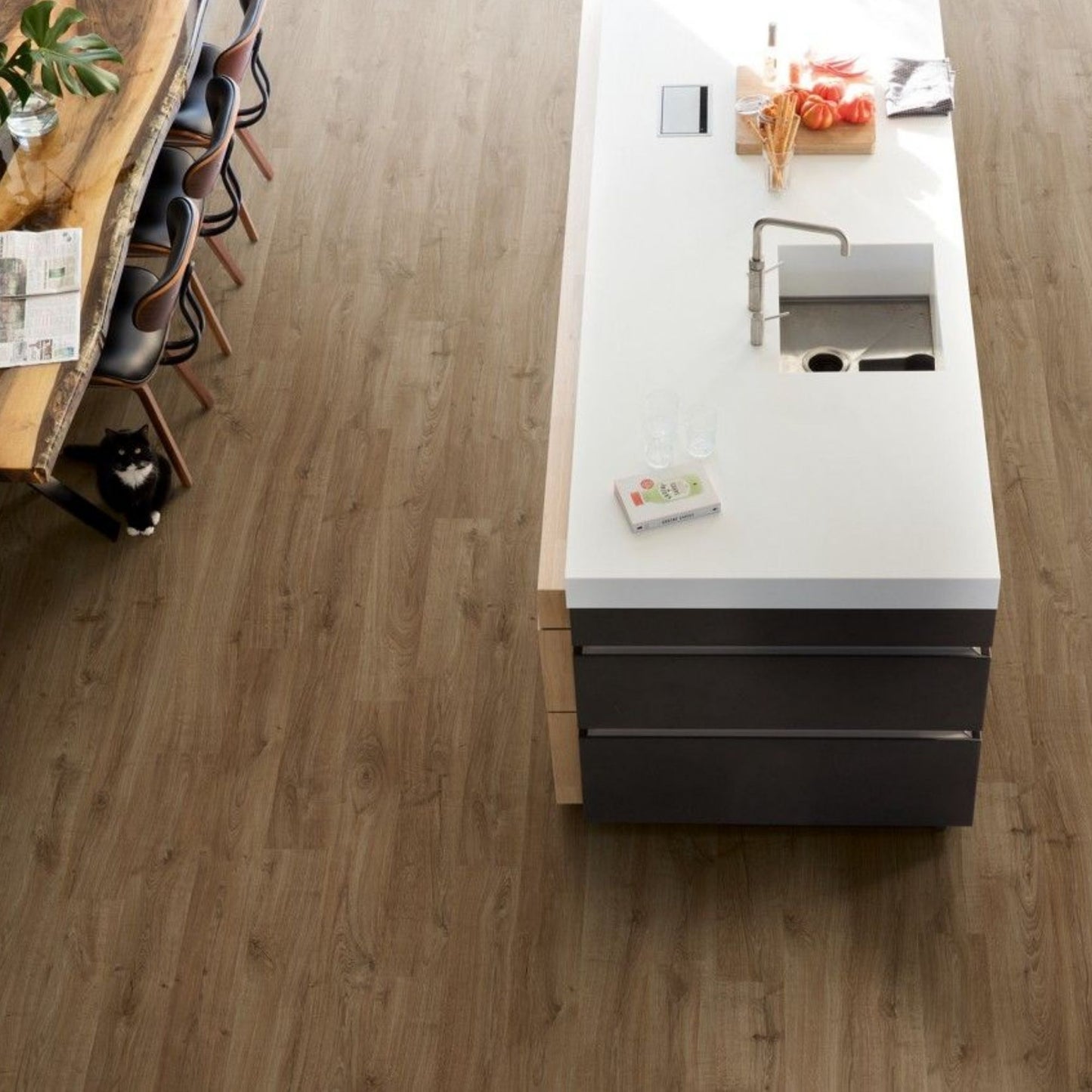 Pavimento in Laminato ELIGNA ROVERE NEWCASTLE MARRONE QUICK-STEP impermeabile con posa Uniclic, classe 32, per ambienti residenziali ad alta frequenza