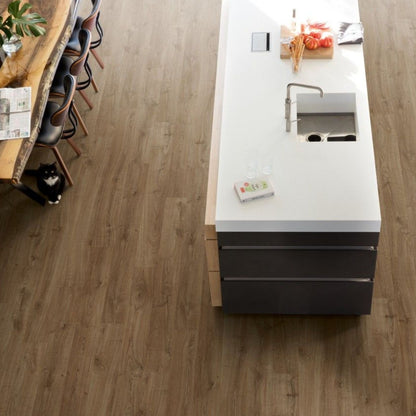 Pavimento in Laminato ELIGNA ROVERE NEWCASTLE MARRONE QUICK-STEP impermeabile con posa Uniclic, classe 32, per ambienti residenziali ad alta frequenza