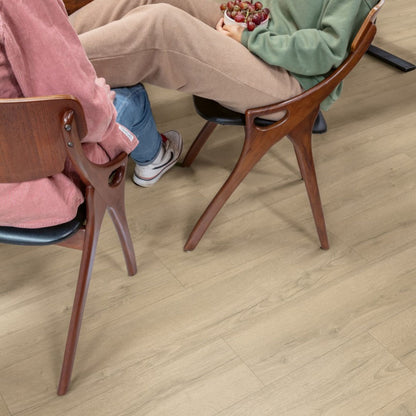 Pavimento in Laminato CLASSIC ROVERE SABBIA GREIGE QUICK-STEP impermeabile al 100% con sistema Uniclic, classe 32 e compatibilità con riscaldamento a pavimento