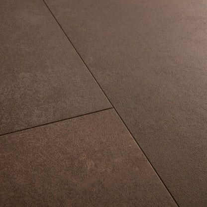 Pavimento in PVC ORO BASE PIETRA CANNELLA QUICK-STEP effetto pietra impermeabile con posa Uniclic, con riscaldamento a pavimento