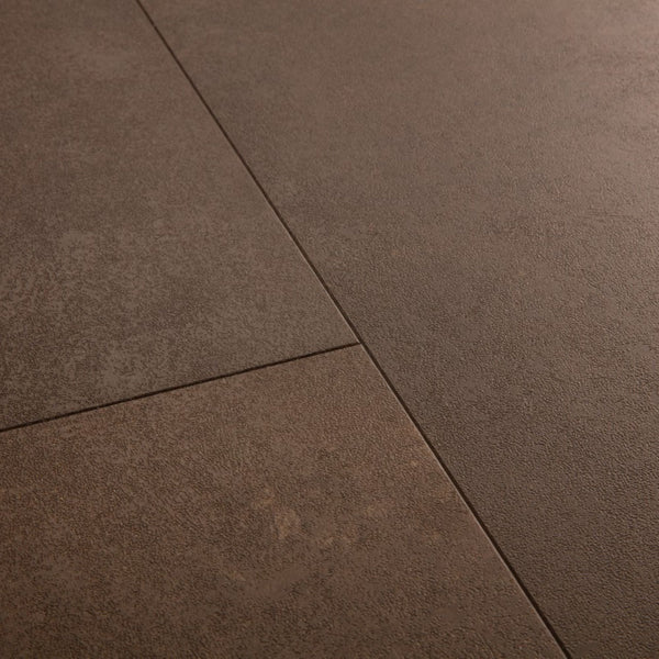 Pavimento in PVC ORO BASE PIETRA CANNELLA QUICK-STEP effetto pietra impermeabile con posa Uniclic, con riscaldamento a pavimento