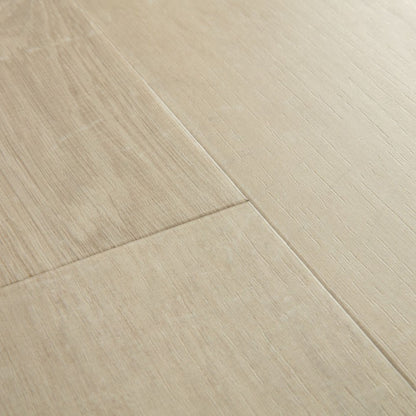 Pavimento in PVC BLOOM ROVERE COTONE BEIGE QUICK-STEP si integra facilmente con arredi moderni favorendo una percezione di ordine