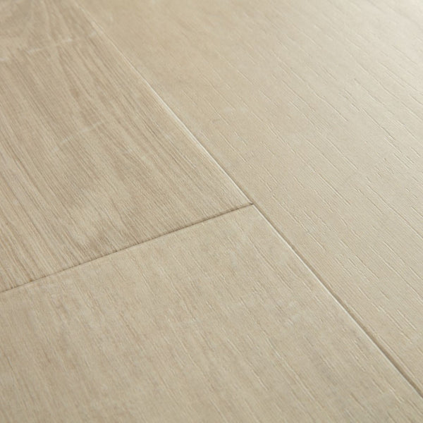 Pavimento in PVC BLOOM ROVERE COTONE BEIGE QUICK-STEP si integra facilmente con arredi moderni favorendo una percezione di ordine