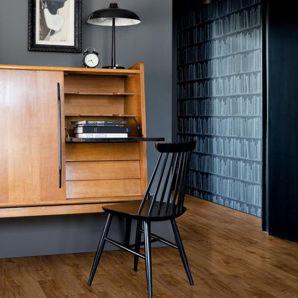 Pavimento in PVC BLOOM ROVERE D'AUTUNNO MARRONE QUICK-STEP a doga media tonalità marrone che richiama ambienti caldi e accoglienti